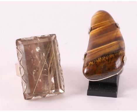 A 1st grade 925/1000 silver ring, set with a tiger's eye. Here's another one, to. 2x.