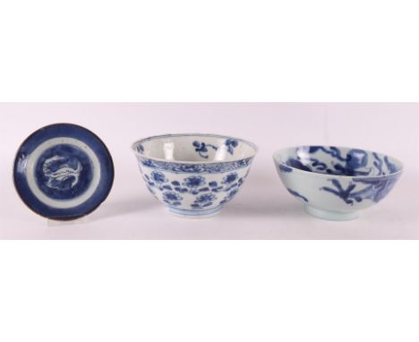 A blue/white porcelain bowl on a stand ring, China, Kangxi, around 1700. Blue underglaze floral decor, marked with shop mark 