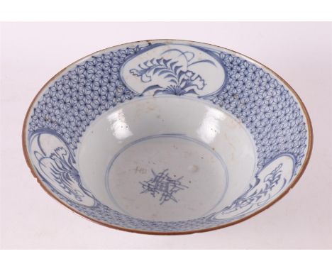 A blue and white porcelain hooded bowl, China, Kangxi, around 1700. Blue underglaze floral decor and napkin work, h 8 x Ø 19 