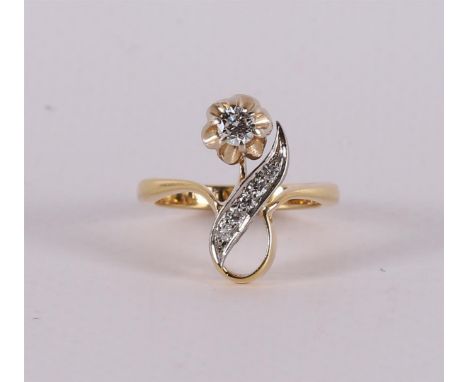 An 18 kt 750/1000 gold ring in the shape of a flower with a brilliant of 0.23 ct G-VVS and 5 smaller ones. Ring size 17.5 mm.