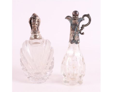 A clear crystal odeur flask with silver flip lid and frame, 19th C., including stopper, h11 cm. Here's another one with silve