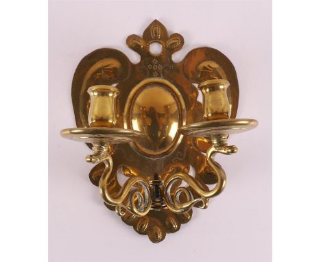 A brass two-light sconce, around 1800, l 24 x w 18 cm.