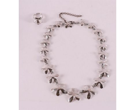 A 1st grade 925/1000 vintage flower necklace with matching ring, l 37 cm, tot. 2x.