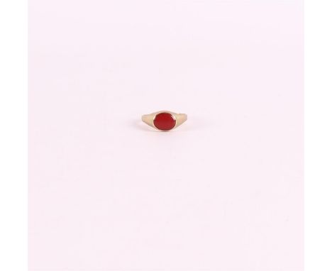 An 8 krt 333/1000 gold signet ring with cabochon cut oval carnelian, gross weight 1.8 grams, ring size 19 mm (bent).