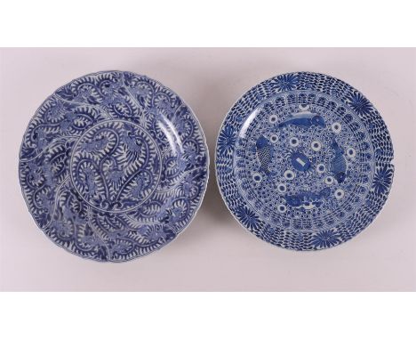 A blue and white porcelain dish, China, 19th century. Blue underglaze of, among others, crab and perch, marked with four-char
