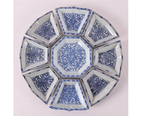 A blue and white porcelain hors d'oevre set, China, Kangxi, around 1700. Blue underglaze floral design, Ø 26 cm, tot. 9x.