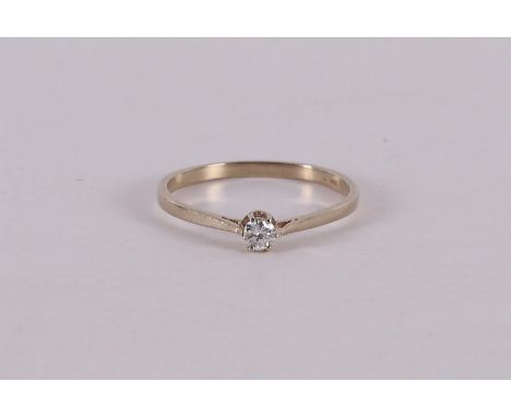 A 14 kt 585/1000 gold solitaire ring with a brilliant of 0.17 ct G-VS. Ring size 20 mm.