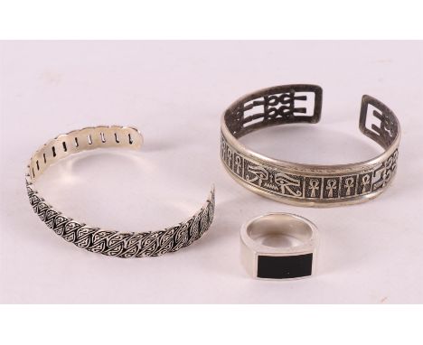 Two assorted rigid bracelets and a men's signet ring, tot. 3x.