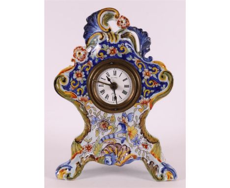 A polychrome Quimper earthenware mantel clock in Louis XV style, circa 1900, h 25 cm.