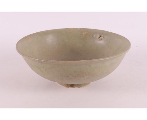 A porcelain celadon bowl on stand ring, China, Nanking Cargo 1752, h 7 x Ø 18 cm (hairline)