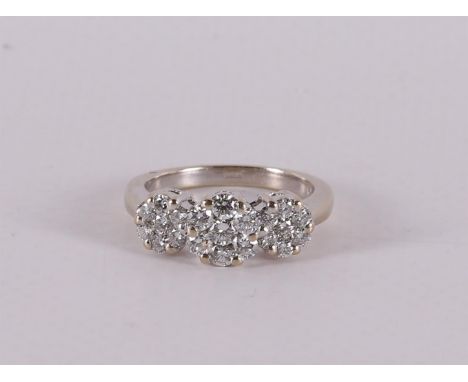 An 18 kt 750/1000 gold ring with 21 brilliants of 1.10 ct H-V/SI in total. Ring size 17 mm.