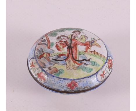 An enamel on copper round pill box, China, Canton, 19th century. Polychrome decor of Lange Lijzen in a garden, marked with fo