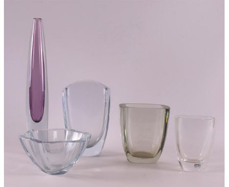 A lot of various glass vases and a bowl, marked: Strömbershyttan, Sweden, h 7.5, 18 and 33 cm. Hereby two vases, including Ho