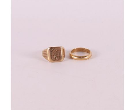 A 14 kt 585/1000 gold wedding ring and ditto signet ring (damaged), 14.8 grams in total, to. 2x.