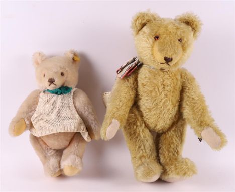 A plush teddy bear, Steiff mit Knopf Im Ohr, l 35 cm. Hereby handmade teddy 'Albert', by Johanna Haida, Sonneberg - Handmade 