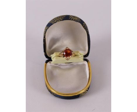 A 14 kt 585/1000 yellow gold ring, set with diamond-cut red sapphire of 4.3 ct, ring size 17, 19 mm.