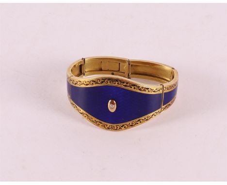 A blue guilloche enamel and 18 kt 750/1000 gold rigid bracelet, 1st half 20th century, gross weight 30.5 grams.