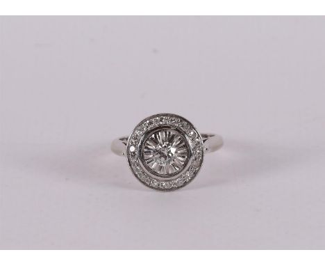 An 18 kt 750/1000 gold Art Deco ring with a 0.30 ct H-VS brilliant cut diamond and an entourage of 18 octagon cut diamonds. R