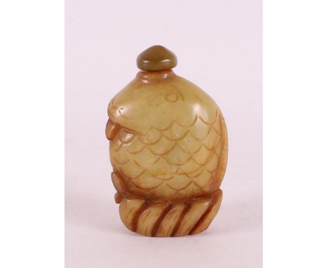 A jade snuff bottle in the shape of a fish, China 20th century, h 7.5 cm.