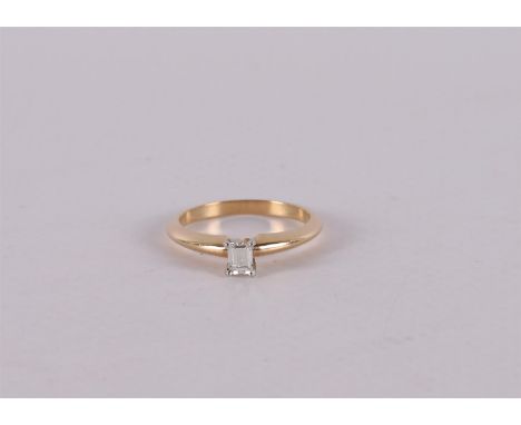 A 14 kt 585/1000 gold solitaire ring with a baguette cut diamond of 0.20 ct F-VVS. Ring size 16.75 mm.