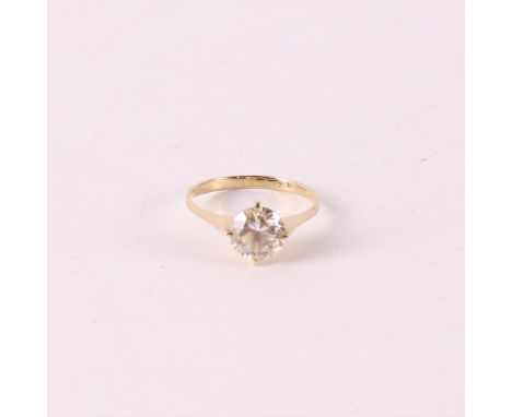 An 18 kt 750/1000 yellow gold women's ring, set with zirconia, gross weight 1.6 grams, ring size 11, Ø 11 mm.