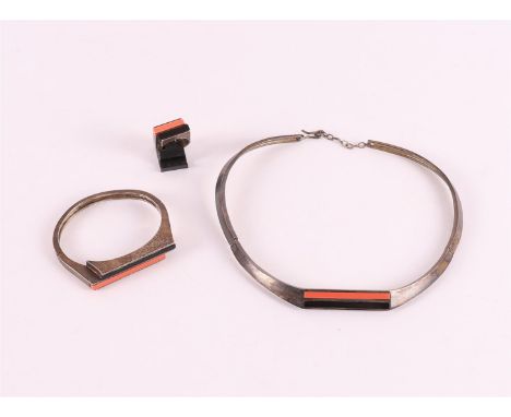 A first grade 925/1000 Art Deco vintage design parture, consisting of: spang necklace, bracelet and ring, mid 20th century. I