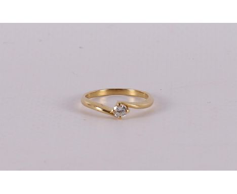 An 18 kt 750/1000 gold solitaire ring with a brilliant of 0.22 ct H-SI. Ring size 17.25 mm.