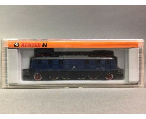 N-GAUGE MODEL RAILWAY group with locomotives comprising Arnold 2455, Kato Portram and Fleischmann Piccolo 7369, eleven Fleisc