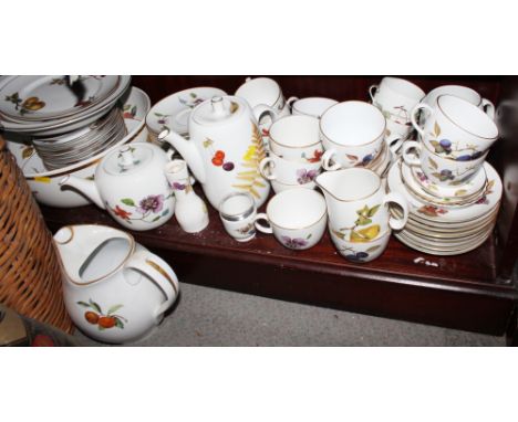A quantity of Royal Worcester tableware, including "Evesham", "Wild Harvest" and "Astley" patterns 