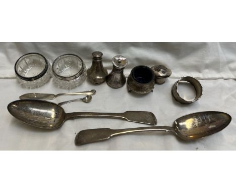 A pair of George IV silver fiddle pattern table spoons, London, 1829, William M Traies, together with a silver napkin ring si