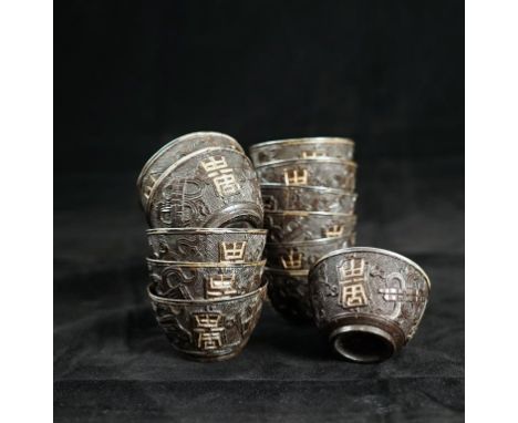 A set of 12 Chinese export black lacquer tea bowls with silver interiors. Total weight 145g.
