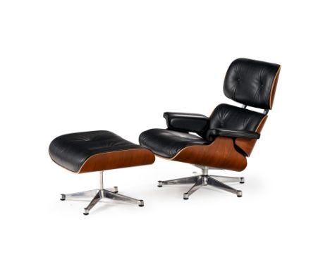 Fauteuil Lounge Chair et son ottoman par Charles (1907-1978) et Ray (1912-1989) Eames, édition Vitra, en cuir noir et bois la