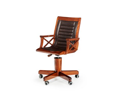 Fauteuil de bureau Halifax par la maison Starbay, XXe s., en bois vernis, garniture en cuir marron, piètement sur roulettes
C