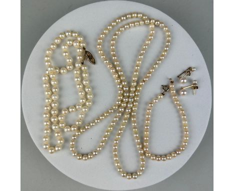 A STRING CULTURED PEARL NECKLACE WITH 9CT GOLD CLASPS, together with a shorter necklace, a bracelet and a pair of matching 9c