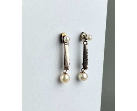 A PAIR OF WHITE GOLD PEARL EARRINGS WITH TRIANGULAR SHAPED DIAMOND INSET DROPS. Weight 4.0gms Each drop 2.5cm 