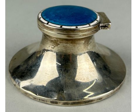 A SILVER INKWELL WITH BLUE ENAMEL LID B S. BLANCKENSEE AND SON LTDWeight 64gms 