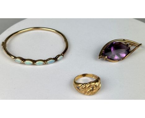 AN ASSORTMENT OF 9CT GOLD JEWELLERY, comprising of a 9ct gold brooch with a purple inset stone, a gold ring and a 9ct yellow 