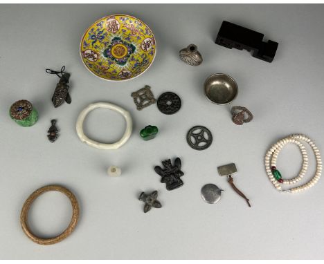 A COLLECTION OF CHINESE ITEMS TO INCLUDE METAL FIGURE OF THE BODDHISATVA, CHINESE PORCELAIN PLATE, JADE BANGLE AND MORE 