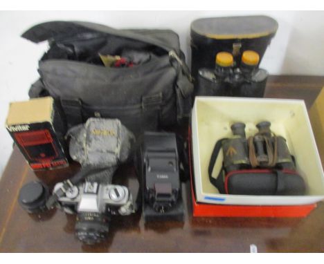 A lot of film cameras and cased binoculars to include a Minolta XG-M camera with accessories in camera bag, Edrixa 10x50 bino