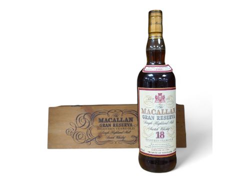 A cased bottle of The Macallan Gran Reserva 1980 single Highland malt scotch whisky, bottled in 1999, 18 years old. Condition
