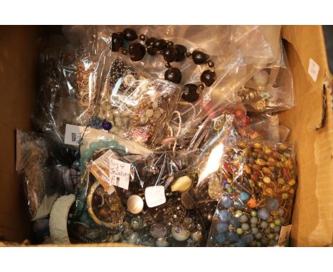 Quantity of unsorted costume jewellery. P&amp;P Group 3 (£25+VAT for the first lot and £5+VAT for subsequent lots) 