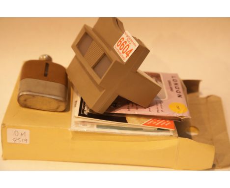 Viewmaster with films and a drinks flask. P&amp;P Group 1 (£14+VAT for the first lot and £1+VAT for subsequent lots) 