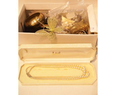 Box of unsorted costume jewellery. P&amp;P Group 2 (£18+VAT for the first lot and £2+VAT for subsequent lots) 