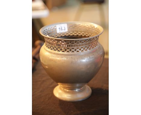 Large Walker and Hall silver plated jardiniere. P&amp;P Group 2 (£18+VAT for the first lot and £2+VAT for subsequent lots) 