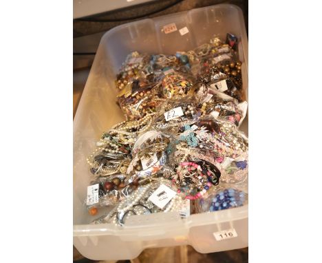 Quantity of unsorted costume jewellery. P&amp;P Group 3 (£25+VAT for the first lot and £5+VAT for subsequent lots) 