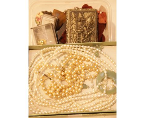 Mixed costume jewellery with pearl necklaces. P&amp;P Group 1 (£14+VAT for the first lot and £1+VAT for subsequent lots) 