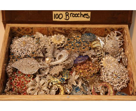 Box of costume jewellery brooches. P&amp;P Group 2 (£18+VAT for the first lot and £2+VAT for subsequent lots) 