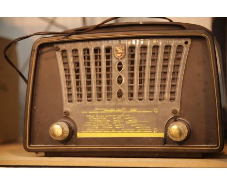 Early Philips bakelite radio. P&amp;P Group 3 (£25+VAT for the first lot and £5+VAT for subsequent lots) 