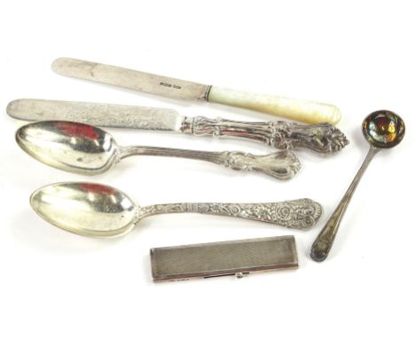 A collection of small silver, to include a retractable comb, a salt spoon etc.