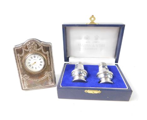 A Mappin and Webb silver condiment set of baluster form, Birmingham 1992, cased, 0.75oz, and a silver fronted strut bedside c